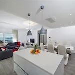 Red With Pool And Sea View 마카르스카
