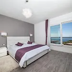 Red With Pool And Sea View *