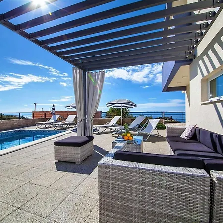 Red With Pool And Sea View 마카르스카