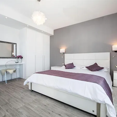 Red With Pool And Sea View 빌라 *